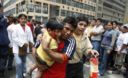 Miembros del cuerpo de bomberos sofocan las llamas de un incendio