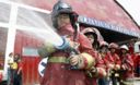 Miembros del cuerpo de bomberos sofocan las llamas de un incendio