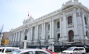 Vistas del frontis del Congreso de la República en el centro histórico de Lima