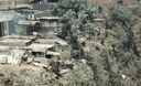 Día a día decenas de personas arriesgan su vida al habitar casas levantadas en la zona alta del río Rímac