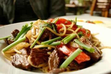 Tallarín saltado con carne