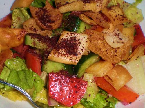 Ensalada con pan tostado (Fattoush)