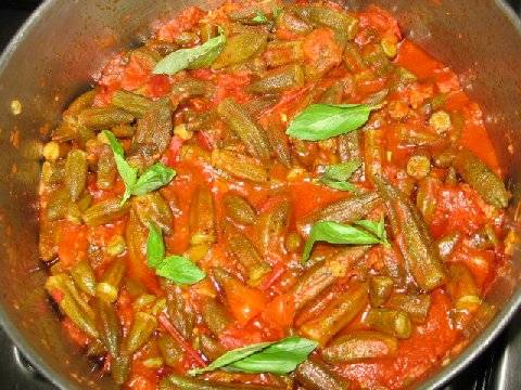 Okra con salsa de tomate