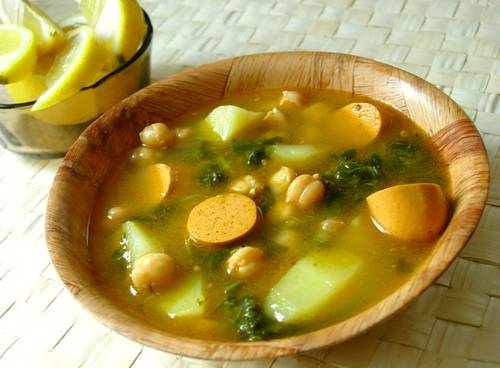 Sopa de espinacas con salchichas