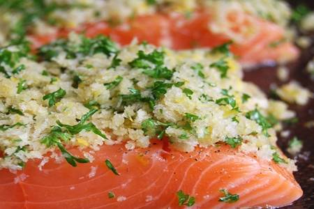 Salmón asado con gremolata de pan