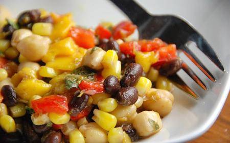 Ensalada de maíz y frijoles negros