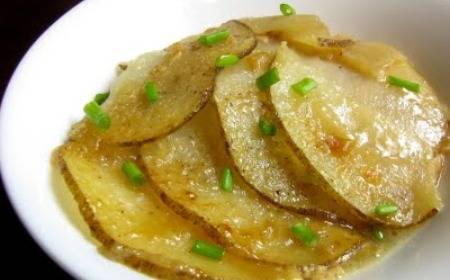 Papas gratinadas con cebollas caramelizadas