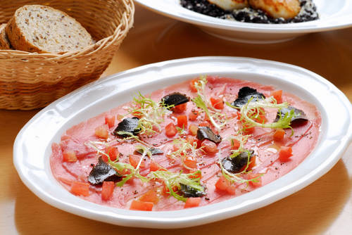 Carpaccio de atún con tomate