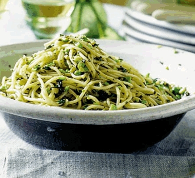 Espaguettis con salsa de atún y perejil