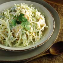 Ensalada de repollo blanco con manzana