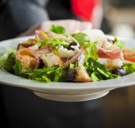 Ensalada sencilla de pollo y vegetales