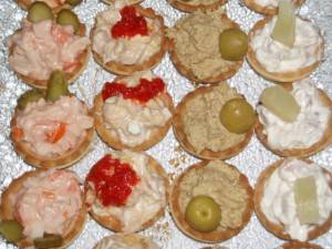 Canapés de pimientos y aceitunas