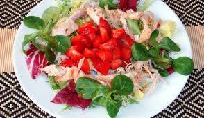 Ensalada de pollo con fresas