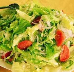 Ensalada de lechuga con pimentón y champignones