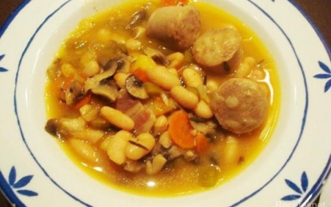 Sopa de alubias con butifarra