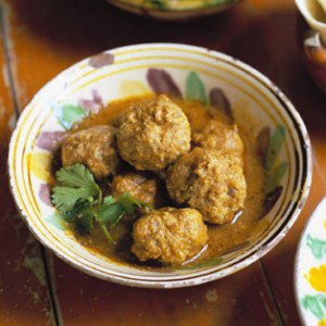 Albóndigas de pescado con vegetales salteados