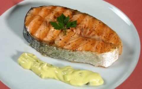 Salmon con salsa tartara