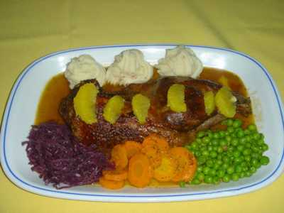 Pato con naranja y lonjas de cerdo