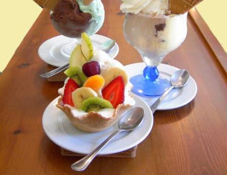 Copa helada con fruta y yogurt
