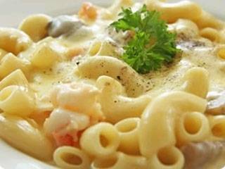 Macarrones con salsa cuatro quesos