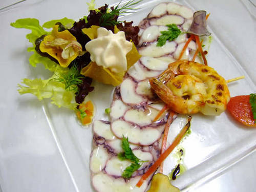 Carpaccio de pulpo con mayonesa y tocino