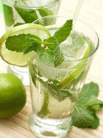 Agua de limón y hierbabuena
