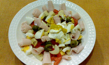 Ensalada de jamón, vegetales y queso