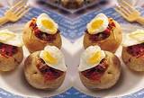 Patatas rellenas con huevos de codorniz fritos